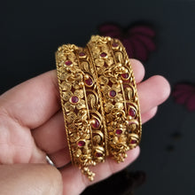 Load image into Gallery viewer, Antique Openable Bangles With Matte Gold Plating bg9