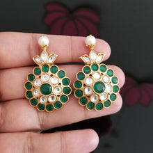 Load image into Gallery viewer, Kundan Studs With Gold Finish 22124