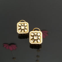 Load image into Gallery viewer, Kundan Studs With Gold Finish JT10