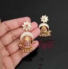 Load image into Gallery viewer, Kundan Chand Earring With Matte Gold Plating