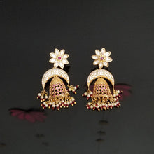 Load image into Gallery viewer, Kundan Chand Earring With Matte Gold Plating