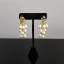 Load image into Gallery viewer, Light Weight Pearl Earrings