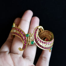 Load image into Gallery viewer, Supriya, Pranitha, Aparna Kemp Stone Kada