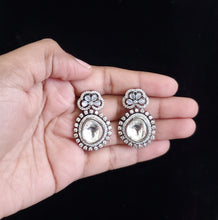 Load image into Gallery viewer, Kundan Short Earring With Black Plating HL22 SPB30