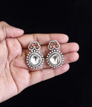 Load image into Gallery viewer, Kundan Short Earring With Black Plating HL22 SPB30
