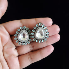 Load image into Gallery viewer, Kundan Studs With Black Plating Box2